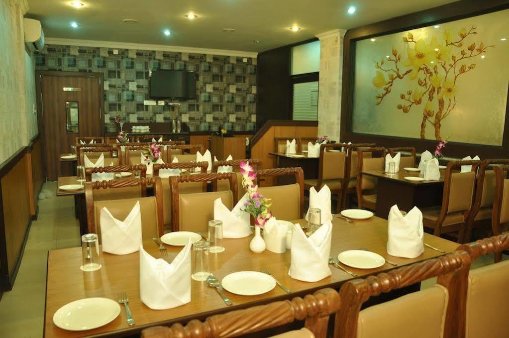 Moments Hotel Kolkata Exterior photo
