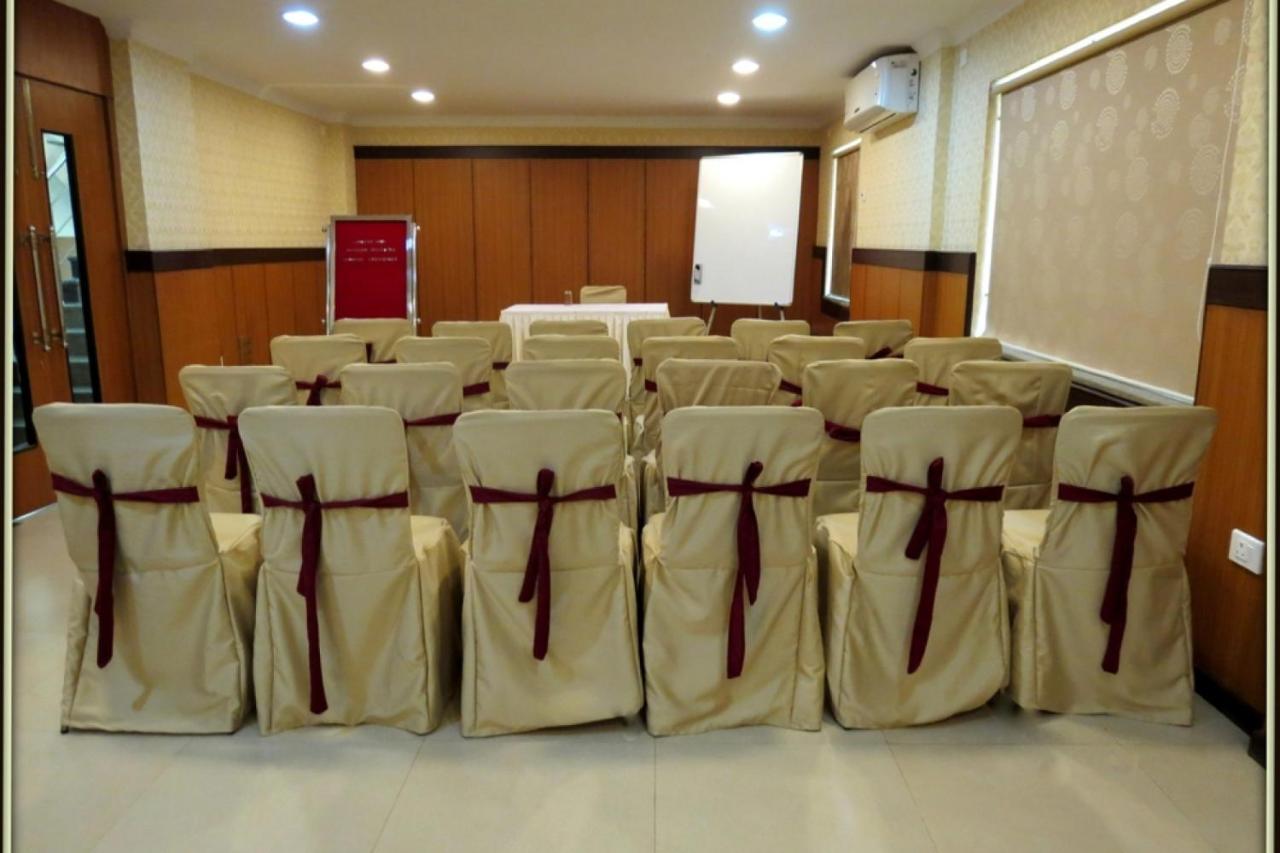 Moments Hotel Kolkata Exterior photo